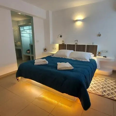 Ambience Fira (Santorini)